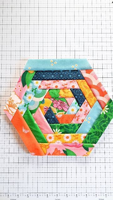 Hexagon Log Cabin, Hexagon Patchwork Projects, Hexi Log Cabin Quilt, Quilt As You Go Hexie Quilt, Hand Sew Hexagon Quilt, Qayg Hexagon Quilt, Hexagon Patchwork, Log Cabin Quilt Pattern, Quilted Tote Bags