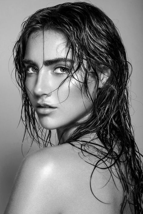 Hair Mood Board, Wet Look Hair, Model Headshots, Headshot Poses, Studio Photography Poses, Hair Photography, Photography Challenge, Model Inspo, Beauty Shoot