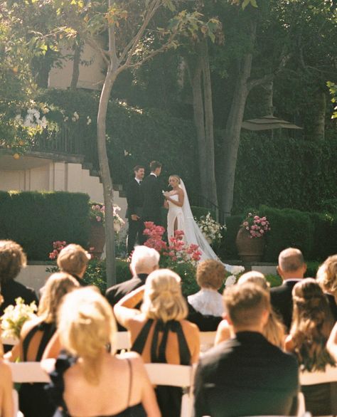 Guest Pictures At Wedding, Tropical Wedding Aesthetic, Classic Hollywood Wedding, Hollywood Wedding Dress, Classic Wedding Theme, Classic Wedding Ideas, Glam Bridal Makeup, Documentary Wedding Photos, Bridal Bun