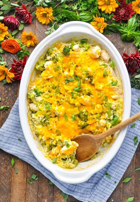 With just 5 ingredients and about 5 minutes of prep, this Dump-and-Bake Chicken Broccoli Rice Casserole is an easy dinner that cooks in one dish! 5 Ingredients or Less Recipes | Chicken Breast Recipes | One Pot Meals Rice Broccoli, Chicken Broccoli Rice Casserole, Chicken Broccoli Rice, Chicken Tikka Masala Recipes, Bake Chicken, Broccoli Rice Casserole, Rice Casserole Recipes, Arroz Frito, Chicken Broccoli Casserole