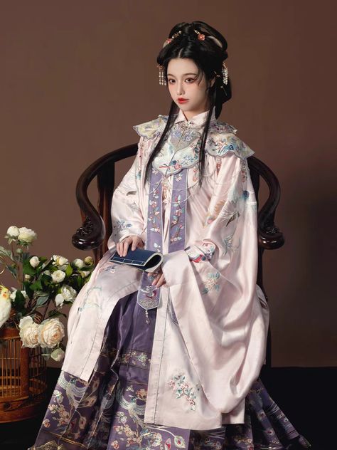 Vintage Chinese Fashion, Chinese Old Money, Hanfu Fashion, Asian Princess, Dynasty Clothing, Ruyi's Royal Love In The Palace, Chinese Style Dress, Chinese Fashion, Fancy Wedding Dresses