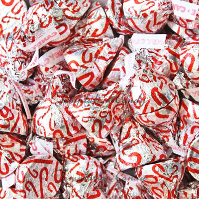 Candy Cane Hershey's Kisses from Temptation Candy. #Hershey's #CandyCane #Chocolate Hershey White Chocolate, Hersheys Kisses, Kisses Candy, Hershey Candy, Hershey's Kisses, Candy Treats, Candy Cane Christmas, Mint Candy, Kisses Chocolate