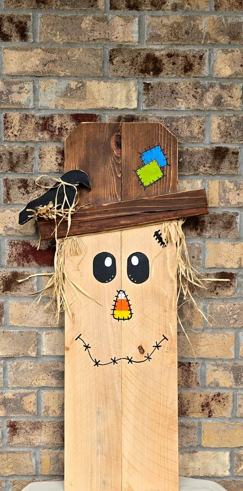 Handcrafted and painted scarecrow. Looks good in the house or on the porch. Scarecrow Outdoor Decor, Christmas Barnwood Crafts, Wood Scarecrow Diy, Wood Crafts Summer, Fence Board Crafts, Painted Scarecrow, Scarecrow Diy, Barnwood Crafts, Fence Crafts