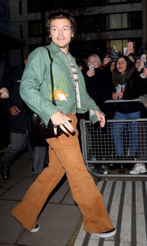 Harry Styles and His Perfectly Manicured Hands Carry a Gucci Bag | Vogue Harry Styles Clothes, Harry Styles Gucci, Harry Styles Hands, Harry Outfits, Harry Styles Nails, Harry Styles Outfit, Beatles Photos, Haikou, Harry Styles Pictures