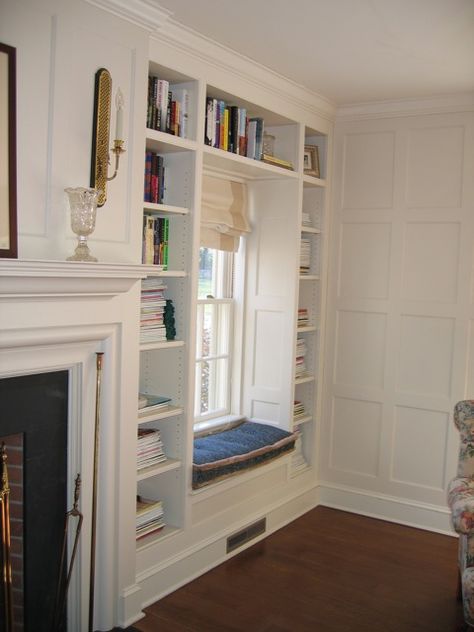 around the diningroom window :) Modest House, Fireplace Apartment, Built In Around Fireplace, Fireplace Windows, Fireplace Bookshelves, Built In Shelves Living Room, Small Fireplace, Fireplace Built Ins, Living Room Designs Small Spaces