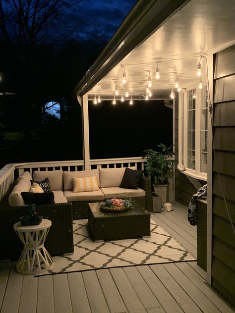 Simple Back Deck Decor, Townhouse Back Patio Ideas, Big Patio Decorating Ideas, Porch Set Up Ideas, Small Back Deck Ideas, Small Patio Deck Ideas, Outdoor Pergola Decorating Ideas, Outdoor Bench Decorating Ideas, Back Deck Decor