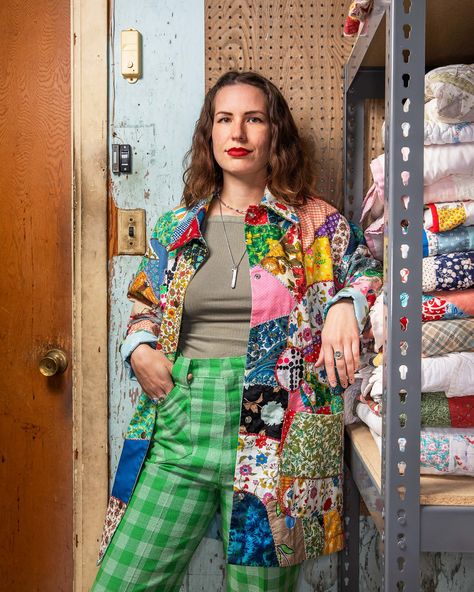 Made in Texas: Psychic Outlaw Turns Quilts Into Jackets – Texas Monthly Patchwork Clothes Fashion, Quilted Coat Outfit, Upcycle Fashion Diy, Ropa Upcycling, Unisex Looks, Quilted Clothing, Texas Monthly, Patchwork Clothes, Quilt Dress