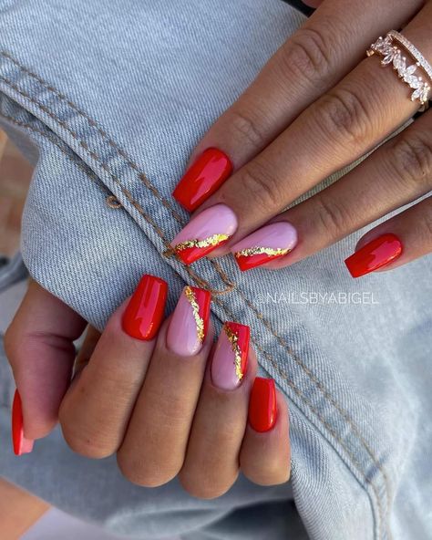 Elegant Birthday Nail Designs, Springtime Nails 2023, Pink And Red Nails Designs Color Combos, Red Biab Nails, Nail Art Red And Gold, Red Trendy Nails, Red Nails Acrylic Design, Red Nails Trendy, Elegant Red Nails