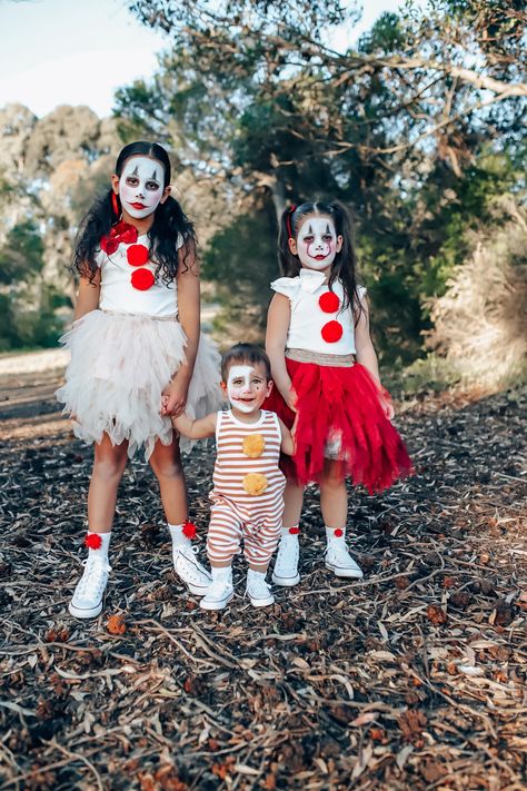 Clown Family Halloween Costumes, Family Clown Costumes, Carnival Clown Costume, Kids Halloween Ideas, Clown Costume Diy, Cute Clown Costume, Girl Clown Costume, Spooky Photoshoot, Clown Costumes