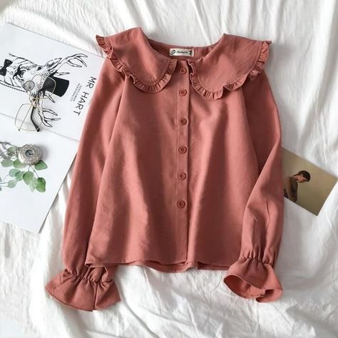 db957c626a8cd7a27231adfbf51e20ebdesc48664186ri Simple Blouses, Blouse Korean Style, Casual Blouses, Feminine Blouses, Cute Blouses, Student Fashion, Collars For Women, Fashion Weeks, Shirts Women