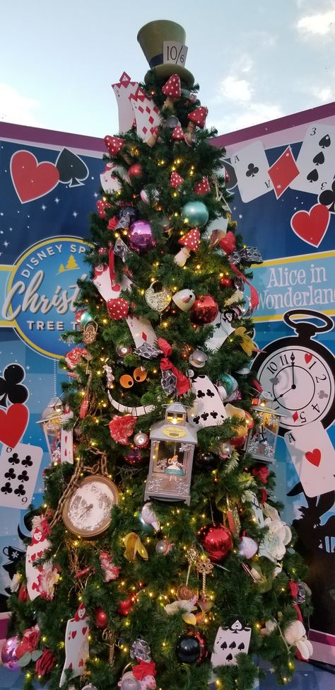 Alice In Wonderland Christmas Tree, Christmas Tree Disney, Alice In Wonderland Christmas, Wonderland Christmas Tree, Alice In Wonderland Diy, Alice In Wonderland Decorations, Whimsical Christmas Decor, Disney Christmas Decorations, Disney Christmas Tree