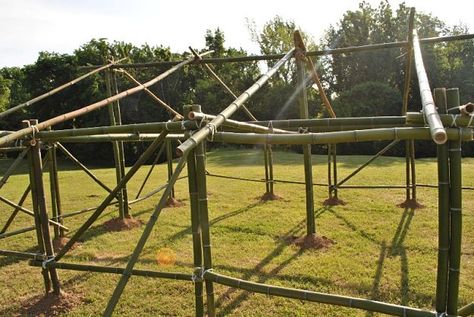 Build the foundation | How To Build A Bamboo House In The Wild | Survival Life Shelter | https://survivallife.com/bamboo-house-shelter/ Shtf Survival, Garden Fences, Shtf Preparedness, Survival Hacks, Survival Ideas, Outdoor Shelters, Green Houses, Survival Supplies, Planting Ideas