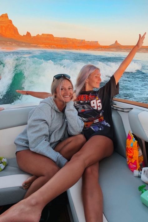 Lake Instagram Pictures, Lake Photoshoot, Boat Pictures, Boat Pics, Lake Pictures With Friends, Pictures With Friends, Best Friend Poses, Best Friend Photoshoot, Best Friends Shoot