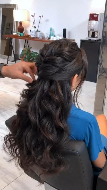 Enchanting Hairstyles, Sanggul Modern, Layer Hair, Hair Style On Saree, Engagement Hairstyles, Traditional Hairstyle, Ladies Hair, Bridal Hair Buns, Long Hair Wedding Styles