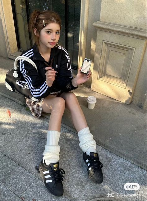 Sports Day Outfit, Tokyo Outfits, Adidas Superstar Outfit, Superstar Outfit, Adidas Superstar Black, Loose Socks, Adidas Outfit Shoes, Cold Outfits, Aesthetic Outfit Ideas