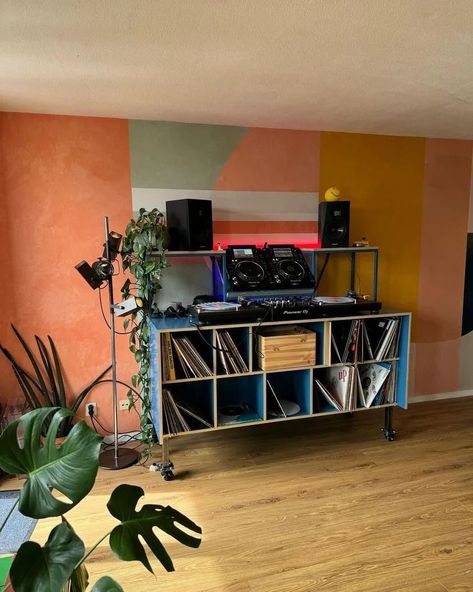 Dj Corner At Home, Dj Table, Record Room, Dj Setup, Decor 2024, Dj Booth, Vinyl Music, Interior Color, Music Room