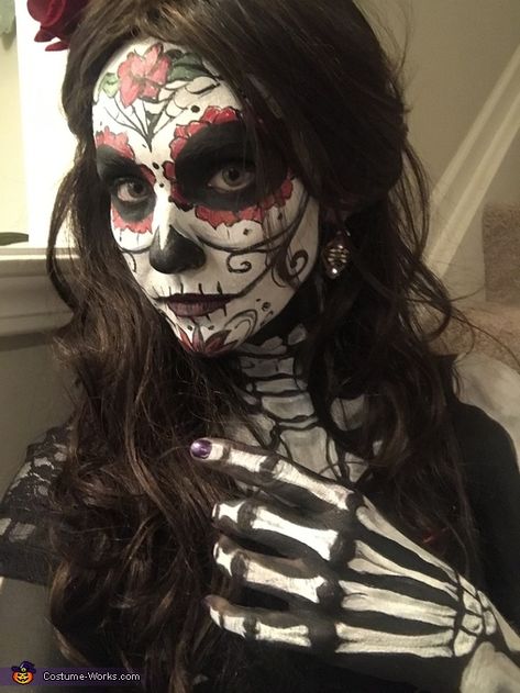 Halloween Costume Last Minute, Mexican Makeup, Costume Last Minute, Last Minute Costume Ideas, Sugar Skull Face Paint, Beautiful Halloween Makeup, Cute Clown Makeup, Halloween Makeup Sugar Skull, Mexican Halloween