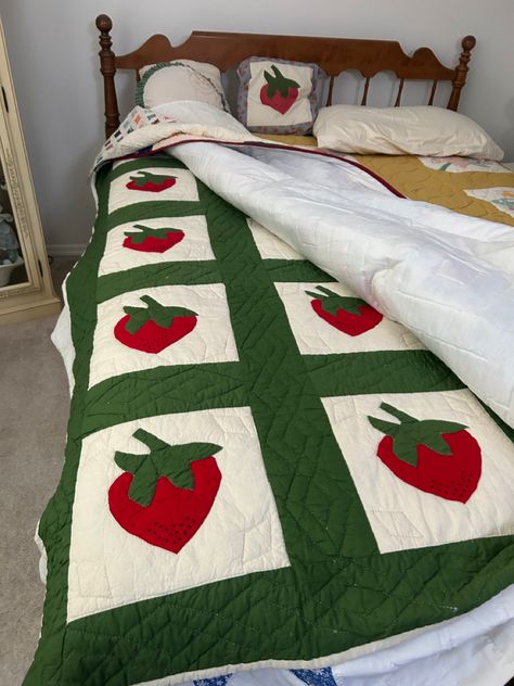 Red And Green Bedroom, Strawberry Quilt, Red Blanket, Cot Quilt, Homemade Quilts, Bedroom Red, Green Quilt, Room Redo, Bedroom Green