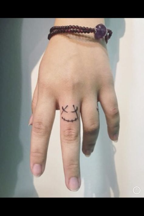 Cool Hand Tats For Guys, Anime Wrist Tattoo, Finger Tats Men, Men Finger Tattoos, Cool Finger Tattoos, Tato Maori, Simple Hand Tattoos, Tato Flash, Line Tattoo Ideas