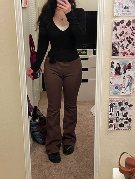 Cute Outfits For Small Chest, Outfits With Brown Flare Leggings, Brown Flair Legging Outfit, Outfit Flared Legging, Thick Tights Outfit, Brown Jeans Outfit Winter, How To Style Brown Leggings, Brown Leggings Outfit Fall, Brown Flares Outfit