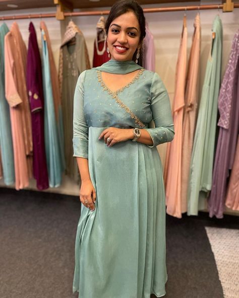 Pista Green Churidar Designs, Knot Blouse Design, Churidar Design, Dresses Anarkali, Pretty Dresses Casual, Short Green Dress, Stylish Kurtis Design, Pista Green, Churidar Designs