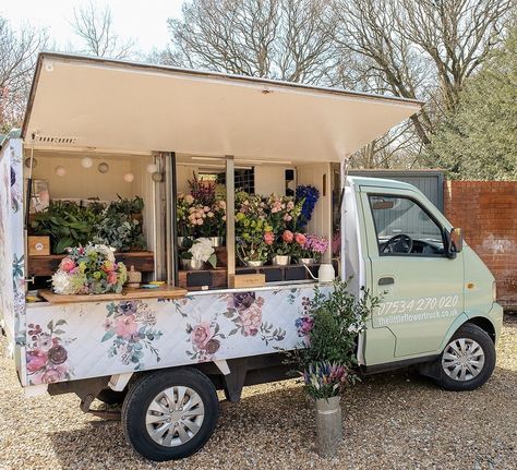 Mini Truck Flower Truck, Flower Shop On Wheels, Pop Up Flower Stand, Horse Trailer Flower Shop, Mobile Flower Cart, Plant Truck, Flower Van, Flower Truck Ideas, Mobile Flower Shop