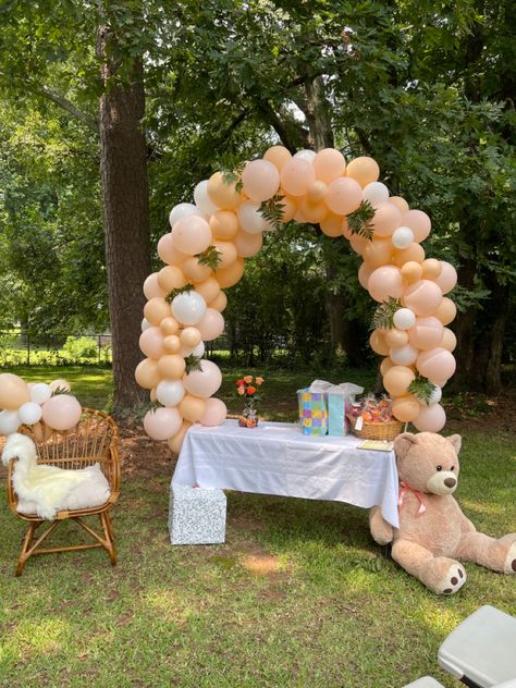 Balloon Arch Table Decor, Table Arch Balloon, Balloon Arch Outside, Balloon Table Arch, Peach Balloon Arch, Table Balloon Arch, Peach Party Decorations, Baby Shower Balloon Arch, Sweet As A Peach