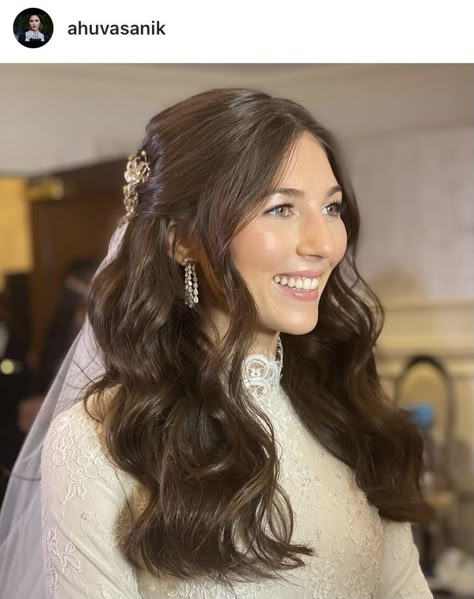 Bridal Long Hair Down With Veil, Veils Bridal Half Up Half Down, Side Part Waves Long Hair Wedding, Half Up Wedding Hair With Bangs, Wedding Hair With Veil Half Up, Half Up Wedding Hairstyles With Veil, Bridal Half Up Half Down With Veil, Bridal Hair Half Up Brunette, Bridal Hairstyles 2023