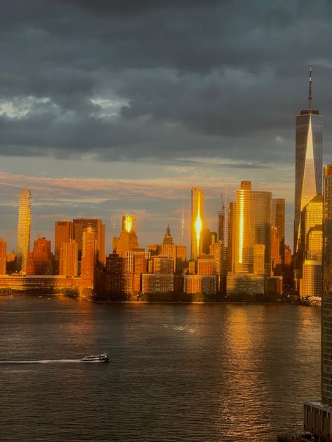 Golden hour magic in the city that never sleeps! This stunning sunset skyline of New York City is a true masterpiece. Take in the vibrant colors of the sky as they reflect off the towering skyscrapers, creating a breathtaking panorama of the city. #NYC #NewYork #sunset #skyline #cityviews #travelphotographytips Nyc Golden Hour Aesthetic, Golden Hour City Photography, New York Golden Hour, Golden City Aesthetic, Sunset Aesthetic Landscape, Sequence Illustration, City Golden Hour, City Sunset Aesthetic, Playlists Aesthetic