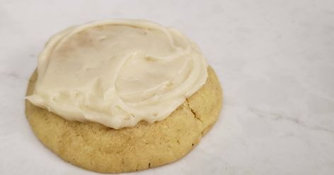 Cornbread Cookie Recipe, Cornbread Cookies Crumbl, Crumbl Cornbread Cookie, Cornbread Cookie, Cornbread Cookies, Copycat Desserts, Honey Buttercream Frosting, Copycat Cookies, Jumbo Cookies