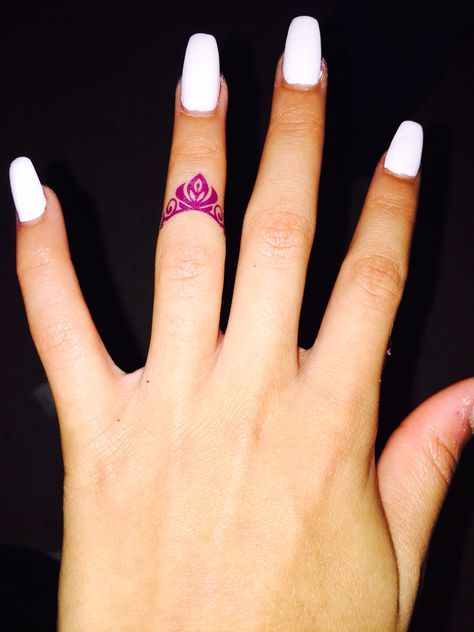 Adorable nails with crown tattoo on finger Tattoos On Fingers, Crown Finger Tattoo, Tiara Tattoo, Pictures Of Tattoos, Ring Tattoo Designs, Adorable Nails, Toe Tattoos, Tattoo Couple, Wedding Ring Tattoo