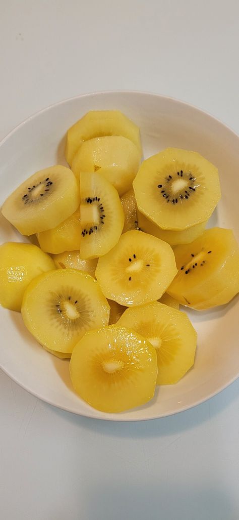 Yellow Kiwi, Food Babe, Healthy Food Motivation, Kiwi Fruit, Healthy Foodie, Snap Food, Delicious Fruit, Food Snapchat, Food Inspo