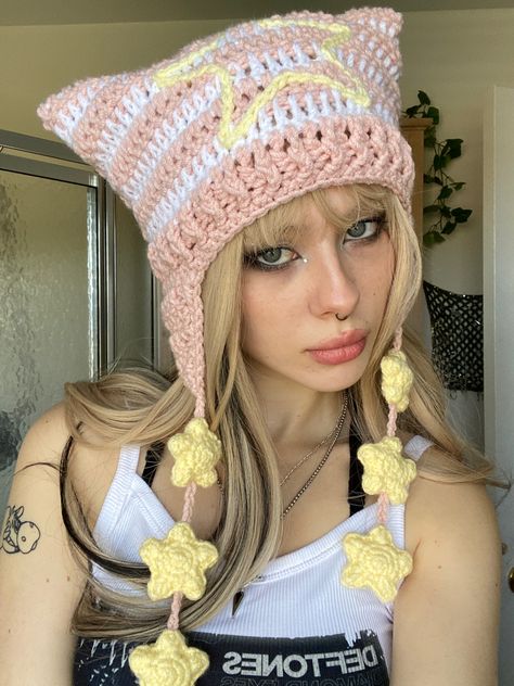 crochet striped cat hat star strings pink and white aesthetic accessories winter beanies ideas goth makeup grunge indie smokey liner glittery blonde hair wigs Pink White Crochet, Cat Beanie Outfit, Crochet Cat Hat Pattern, Beastars Oc, Crochet Pink And White, Pink And White Aesthetic, Blonde Hair Wigs, Smokey Liner, Pink And White Crochet