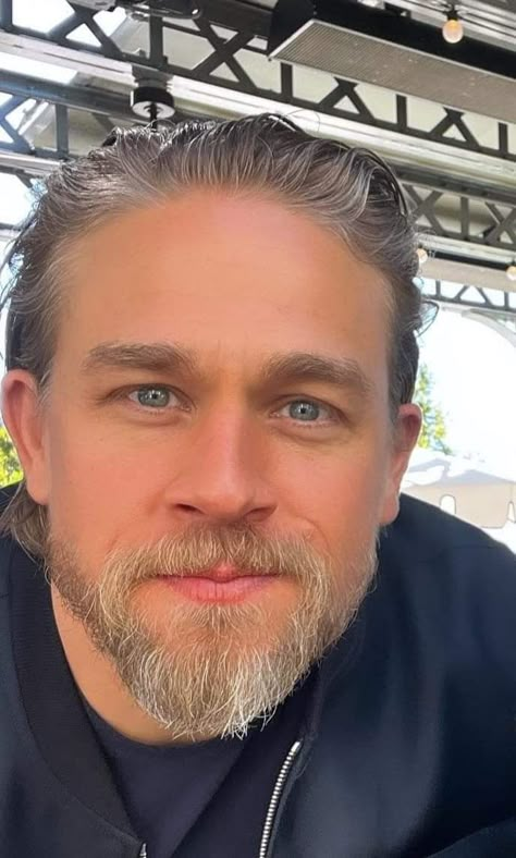 Charlie Hunnam Smile, Charlie Hunnam Beard, Jaxon Human, Charlie Hunnam Selfie, Charlie Hunnam Girlfriend, Hunnam Charlie, Charles Hunnam, Prince Faisal, Lucy Lui