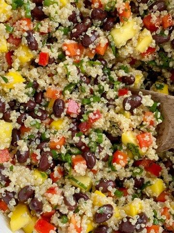 Mango Crisp, Black Bean Quinoa Salad, Mango Quinoa Salad, Salad Protein, Bean Quinoa Salad, Recipes Mango, Salad With Mango, Black Bean Salad Recipe, Bean Quinoa