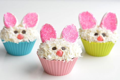 These Easter bunny cupcakes are SO ADORABLE! And they are so simple to make! Those marshmallow ears are just brilliant, and I love the coconut fur! Such a fun idea for an Easter treat, or even a spring birthday party! Cupcakes For Kids Birthday, One Little Project, Cupcakes For Kids, Easter Bunny Cupcakes, Spring Birthday Party, Bunny Cupcakes, Easter Snacks, Easter Bunny Cake, Easter Sweets