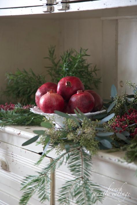 7 Natural Christmas Vignettes with Fresh Greens & Fruit - French Country Cottage Fruit Wreaths, Pomegranate Christmas, Vintage Christmas Garland, French Country Cottage Christmas, Natal Natural, Fresh Garlands, Christmas Vignettes, Natural Christmas Decor, French Christmas