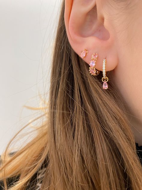 Pink earparty 2 Ear Piercings Ideas Simple, Helix Piercing Aesthetic, 4 Lobe Piercings, 3 Lobe Piercings Ideas, Minimalist Ear Piercings, Pink Gold Jewelry, Cool Ear Piercings, Preppy Jewelry, Stacked Earrings