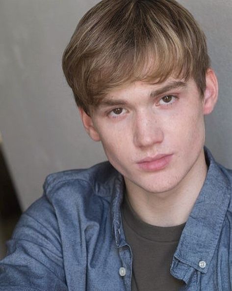 Matthew Lintz AKA Matt Lintz is an American actor best known for his roles as Matty van Patten in Pixels and Henry in The Walking Dead on AMC. Matthew Lintz, Matt Lintz, Smosh, British Boys, Aesthetic Guys, American Actors, Bts Fanart, Walking Dead, The Walking Dead