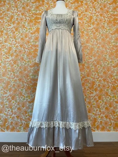 Regency Dress Long Sleeves, Winter Regency Dress, Simple Satin, Regency Era Fashion, 1800s Fashion, Gowns Dresses Elegant, Regency Dress, Fairytale Fashion, Old Fashion Dresses