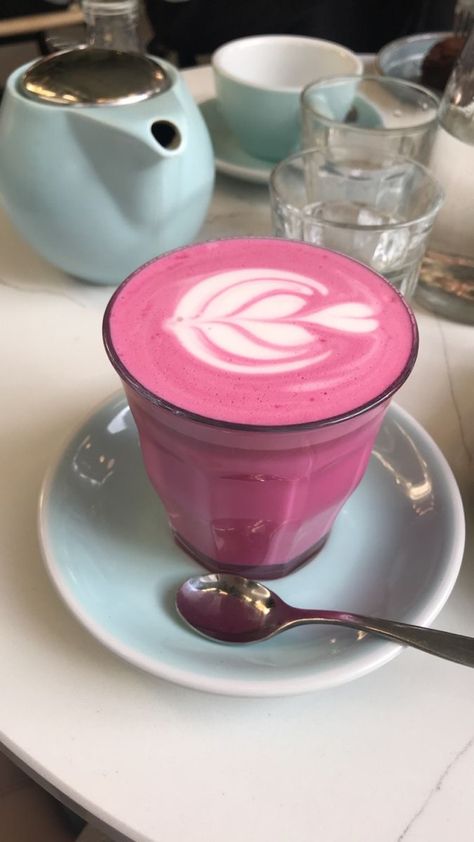 Latte Art Aesthetic, Aesthetic Coffee Date, Red Velvet Latte, Pink Drink Recipes, Pink Latte, Drink At Home, White Pastel, Pink Drink, Red Coffee