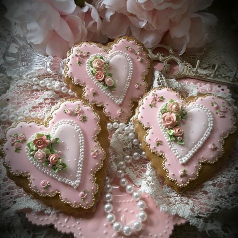 Roses and a touch of gold Gold Royal Icing, Elegant Cookies, Shaped Cookies, Heart Shaped Cookies, Pretty Cookies, Fancy Cookies, Creative Cookies, Beautiful Cookies, Heart Cookies