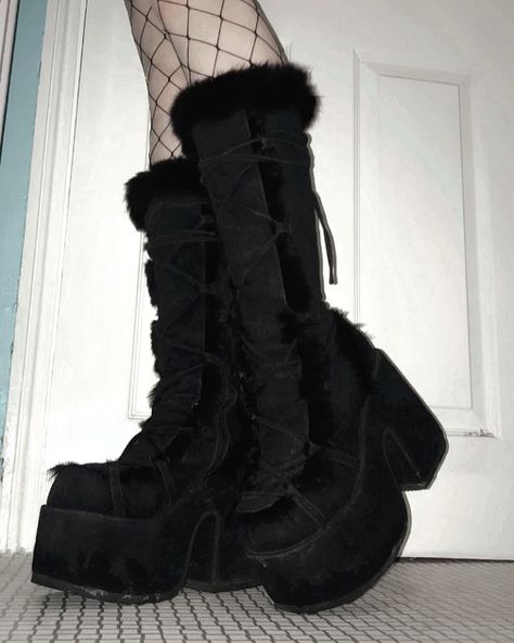 Goth Winter Shoes, Goth Winter Boots, Goth Winter Clothes, Gothic Winter Outfits Cold, Alt Winter Outfits Goth, Goth Winter Fashion, Goth Winter Aesthetic, Goth Boots Aesthetic, Gothic Asethic