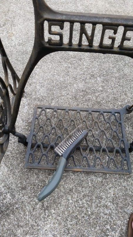 wire-brush-singer-treadle Lamp Made From Old Sewing Machine, Singer Sewing Machine Legs Repurposed, Singer Sewing Table Repurpose, Diy Singer Sewing Table, Sewing Machine Base Table, Sewing Machine Legs Repurposed, Treadle Sewing Machine Ideas Repurposed, Vintage Sewing Machine Repurposed, Singer Sewing Machine Ideas