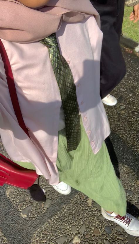 Ig acintyazhr pink green , outfit inspo , hijab outfits inspiration , casual , green sage skirt , red leather bag , pink shirt Couqutte Outfit, Green Hijab Outfit, Pink Outfit Hijab, Pink Green Outfit, Pink Hijab Outfit, Sage Skirt, Green Hijab, Pink Hijab, Outfit Reference