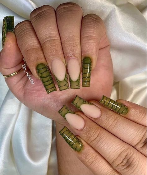 Brown Crocodile Nails French Tip, Brown Croc French Nails, Green Croc Print Nails, Croc Design Nails, Crocodile Nails Green, Green Crocodile Nails, Safari Themed Nails, Green Croc Nails, Green Alligator Nails