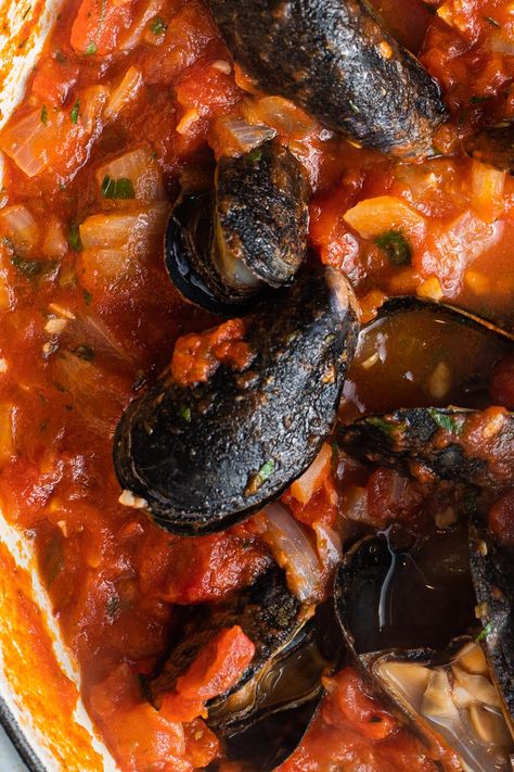 Cooked mussels in a brothy tomato sauce with onion. Mussels In Tomato Wine Sauce, Mussels In Tomato Garlic Sauce, Mussels Marinara Recipe, Garlic Mussels Recipe, Mussels In Red Sauce, Italian Mussels, Mussels Marinara, Red Sauce Pasta Recipe, Seafood Sauce Recipe