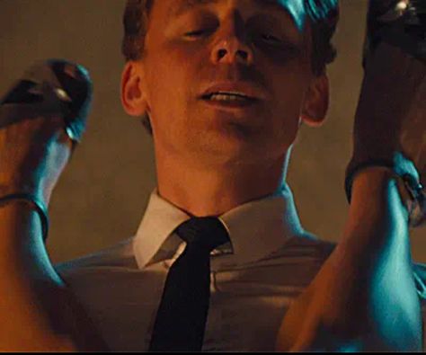 Tom Hiddleston Cymbeline, Tom Hiddleston Hands, Tom Hiddleston Hot Scene, Tom Hiddleston Hot Kiss, Villain Hairstyles, Tom Hiddleston Aesthetic, Tom Hiddleston High Rise, Robert Laing, Tom Hiddleston Shirtless