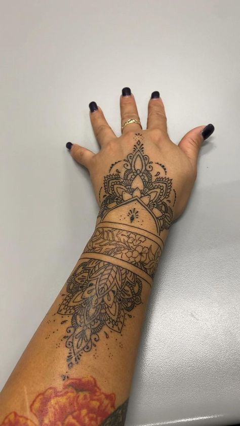 Fitness Tattoo Ideas, Dope Hand Tattoos For Women, Tattoos For Women Forearm, Women Forearm Tattoo, Rihanna Hand Tattoo, Henne Tattoo, Fitness Tattoo, Mandala Hand Tattoos, Jagua Henna