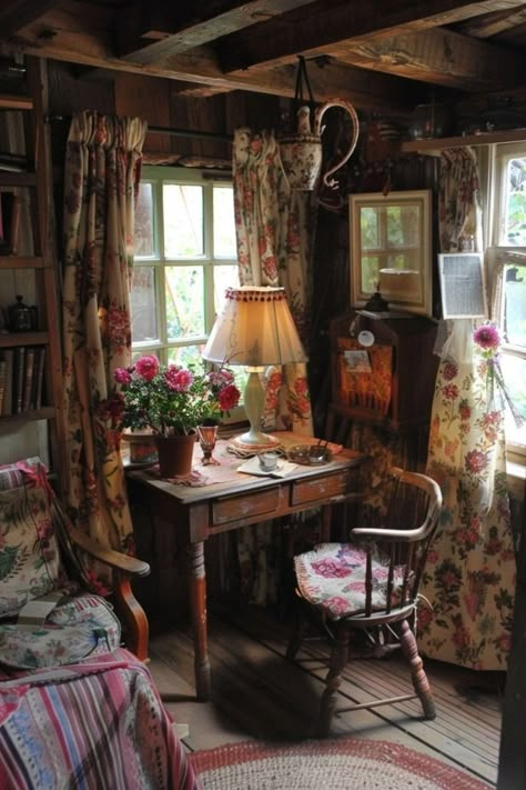 Old English Cottage Interiors, British Cottages, Cozy Cottage Interiors, Salons Cottage, Old English Cottage, Country Cottage Living, English Cottage Interiors, Vintage Decor Ideas, Cozy Cottages